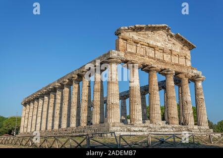 Griechische dorischen Tempel der Athena, archäologische Ausgrabungen von Paestum, Nationalpark Cilento, Salerno, Kampanien, Italien Stockfoto