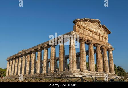 Griechische dorischen Tempel der Athena, archäologische Ausgrabungen von Paestum, Nationalpark Cilento, Salerno, Kampanien, Italien Stockfoto