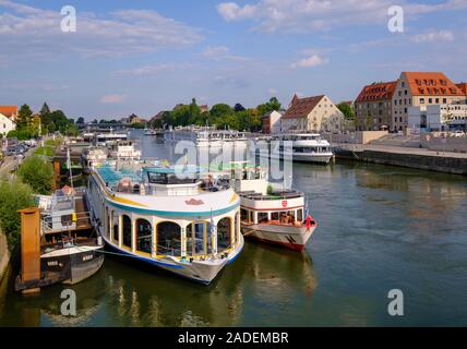 Ausflugsboote und Kreuzfahrtschiffe auf der Donau, Regensburg, Oberpfalz, Bayern, Deutschland Stockfoto