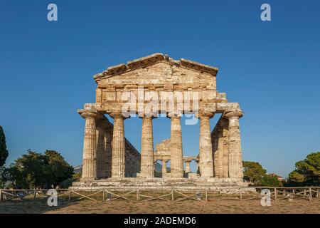 Griechische dorischen Tempel der Athena, archäologische Ausgrabungen von Paestum, Nationalpark Cilento, Salerno, Kampanien, Italien Stockfoto