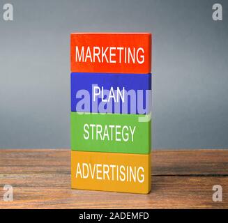 Holzblöcke mit den Worten Marketing, Planung, Strategie, Werbung. Business Planung Konzept. Ziele. Management Stockfoto