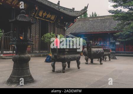 Chengdu, China - Juli 2019: Chinesische Person zu beten, anzubeten, Räucherstäbchen, Almosen und Dank an den Wenshu chinesischen buddhistischen Tempel Stockfoto