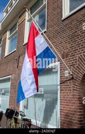 Flagge halb Pole in der Anwaltskanzlei bei Berendsen Amsterdam Die Niederlande Die Niederlande 2019 Aufgrund der Liquidation Der Anwalt von Derk Wiersum Stockfoto
