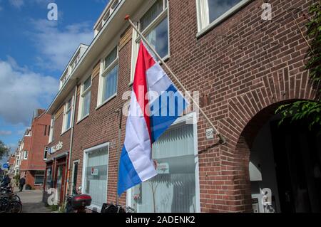 Flagge halb Pole in der Anwaltskanzlei bei Berendsen Amsterdam Die Niederlande Die Niederlande 2019 Aufgrund der Liquidation Der Anwalt von Derk Wiersum Stockfoto
