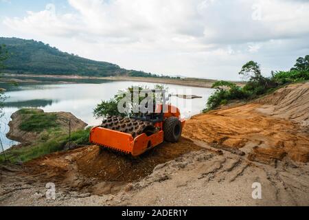 Boden Verdichter mit vibrationswalzen Padfoot-walze. Schwere Maschinen arbeiten auf der Autobahn Baustelle. Fahrzeug für Bodenverdichtung. Straßenbau Stockfoto
