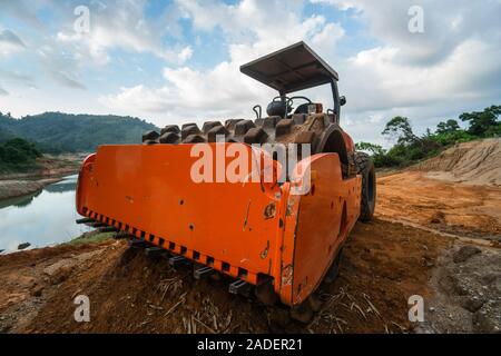 Boden Verdichter mit vibrationswalzen Padfoot-walze. Schwere Maschinen arbeiten auf der Autobahn Baustelle. Fahrzeug für Bodenverdichtung. Straßenbau Stockfoto