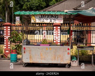 Batu Ferringhi, Penang, Malaysia - November 2019: Seite gehen cup Mais Warenkorb Verkäufer in Batu beach Traditionelle keine Personen Stockfoto