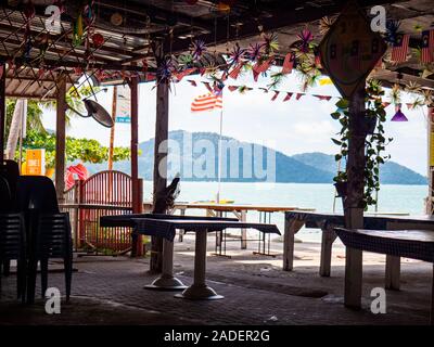 Batu Ferringhi Beach, Malaysia - November 2019: Ocean View Restaurant Strand Stockfoto