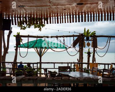 Batu Ferringhi Beach, Malaysia - November 2019: Ocean View Restaurant Strand alte anonyme Paar Standortwahl grüne Dach Stockfoto