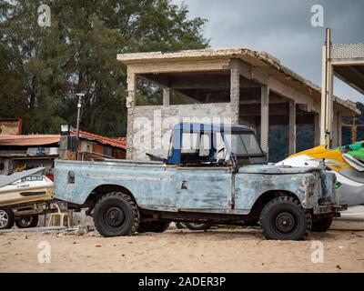 Batu Ferringhi Beach, Malaysia - November 2019: Alte blaue truck White Sands Jet ski Parkplatz Stockfoto