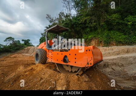 Boden Verdichter mit vibrationswalzen Padfoot-walze. Schwere Maschinen arbeiten auf der Autobahn Baustelle. Fahrzeug für Bodenverdichtung. Straßenbau Stockfoto