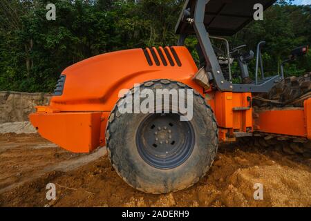 Boden Verdichter mit vibrationswalzen Padfoot-walze. Schwere Maschinen arbeiten auf der Autobahn Baustelle. Fahrzeug für Bodenverdichtung. Straßenbau Stockfoto