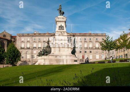 Portugal, Porto, Ribeira Jardim do Infante Dom Henrique, Heinrich der Seefahrer Statue und Mercado Ferreira Borges Stockfoto