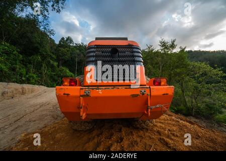 Boden Verdichter mit vibrationswalzen Padfoot-walze. Schwere Maschinen arbeiten auf der Autobahn Baustelle. Fahrzeug für Bodenverdichtung. Straßenbau Stockfoto