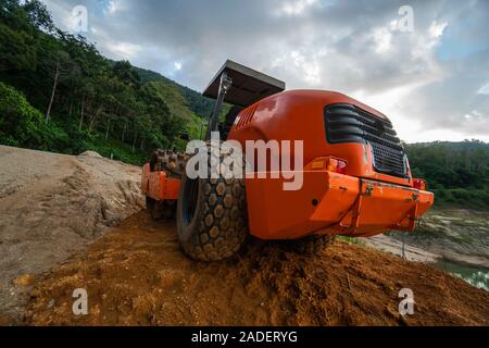 Boden Verdichter mit vibrationswalzen Padfoot-walze. Schwere Maschinen arbeiten auf der Autobahn Baustelle. Fahrzeug für Bodenverdichtung. Straßenbau Stockfoto