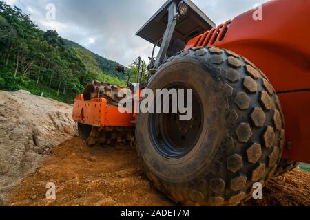 Boden Verdichter mit vibrationswalzen Padfoot-walze. Schwere Maschinen arbeiten auf der Autobahn Baustelle. Fahrzeug für Bodenverdichtung. Straßenbau Stockfoto