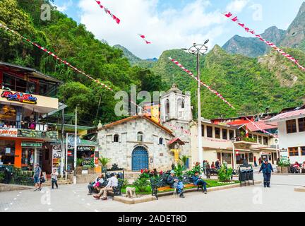 - MACHU PICCHU PUEBLO, PERU - Juni 7, 2019: Kirche in einem touristischen Dorf Stockfoto