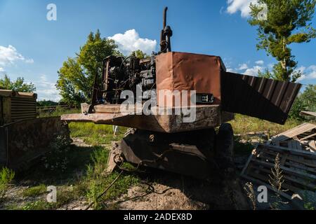 Alte Bagger im Feld in sonniger Tag. Stockfoto