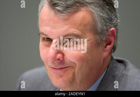 Düsseldorf Deutschland 10.3.2004, Wirtschaft: Dr. Wulf H. Bernotat, Vorsitzender des Vorstands der Bilanzpressekonferenz der EON AG Stockfoto