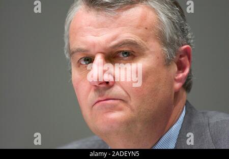 Düsseldorf Deutschland 10.3.2004, Wirtschaft: Dr. Wulf H. Bernotat, Vorsitzender des Vorstands der Bilanzpressekonferenz der EON AG Stockfoto