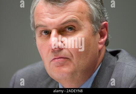 Düsseldorf Deutschland 10.3.2004, Wirtschaft: Dr. Wulf H. Bernotat, Vorsitzender des Vorstands der Bilanzpressekonferenz der EON AG Stockfoto