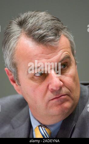 Düsseldorf Deutschland 10.3.2004, Wirtschaft: Dr. Wulf H. Bernotat, Vorsitzender des Vorstands der Bilanzpressekonferenz der EON AG Stockfoto