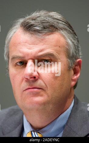 Düsseldorf Deutschland 10.3.2004, Wirtschaft: Dr. Wulf H. Bernotat, Vorsitzender des Vorstands der Bilanzpressekonferenz der EON AG Stockfoto