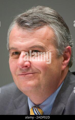 Düsseldorf Deutschland 10.3.2004, Wirtschaft: Dr. Wulf H. Bernotat, Vorsitzender des Vorstands der Bilanzpressekonferenz der EON AG Stockfoto