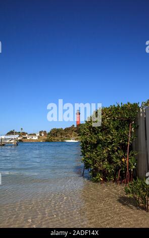 Jupiter Inlet Leuchtturm aus über dem Wasser in Jupiter, Florida Stockfoto