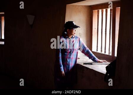 Ein lokaler Künstler besucht in einem alten Gebäude ein sah durch das Fenster irgendwo im zentralen Teil der Insel Java in Indonesien. Stockfoto