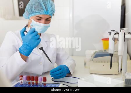 Frauen in der medizinischen Kittel und Handschuhe, wissenschaftliche Experimente Stockfoto