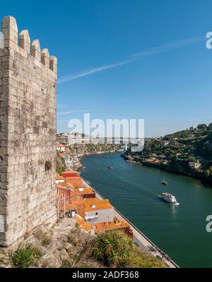 Porto Stadtbild und den Fluss Douro wie oben von Dom Luis I Brücke, Porto, Portugal gesehen Stockfoto