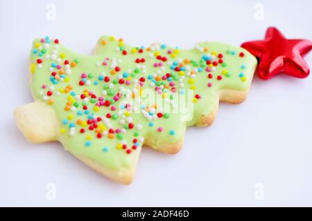 Lebkuchen in Form von einem Weihnachtsbaum auf einem weißen Hintergrund. Close-up Stockfoto