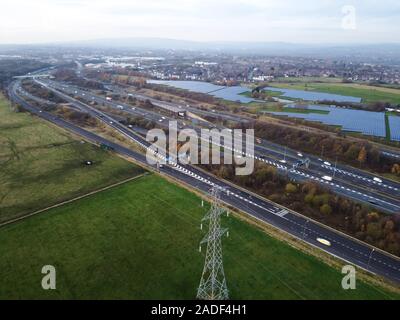 Antenne. Verkehr auf der Intercity-Autobahn zwischen der natürlichen Parklandschaft. Draufsicht von der Drohne. Stockfoto