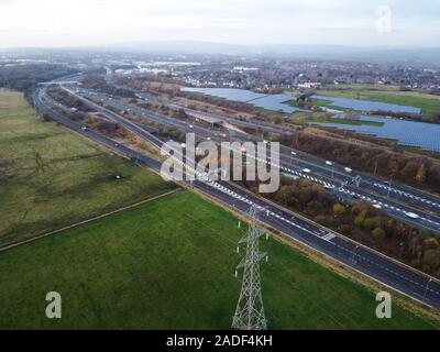 Antenne. Verkehr auf der Intercity-Autobahn zwischen der natürlichen Parklandschaft. Draufsicht von der Drohne. Stockfoto