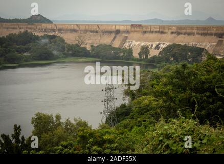 Schöne Landschaft mit Blick aufs Wasser aus Mettur dam für Bewässerung und Getriebe Turm von Hydro Stromkraftwerk freigegeben Stockfoto