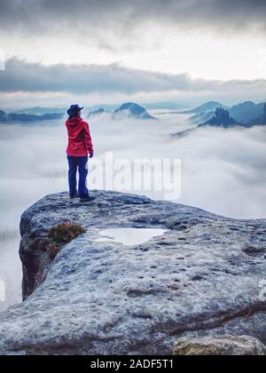 Frau beobachten Sonnenaufgang über dem Himalaya, Misty Mountains National Park Stockfoto