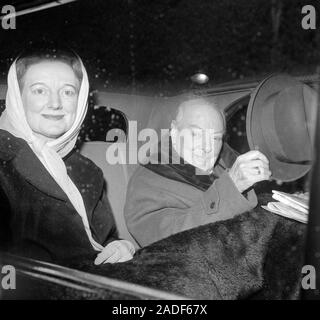 Sir Winston Churchill mit seiner Tochter Diana am Londoner Flughafen. Stockfoto