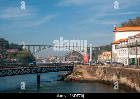 Ponte da Arrábida (Arrábida-Brücke) ist eine Bogenbrücke aus Stahlbeton, mit sechs Fahrspuren über den Fluss Douro, zwischen Porto ein Stockfoto