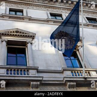 Außenansicht des Reform Club, Pall Mall, London, mit der Reformflagge und der Balkonfront im ersten Stock und Fenstern mit Blick auf die Pall Mall Stockfoto