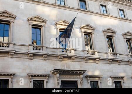 Außenansicht des Reform Club, Pall Mall, London, mit der Reformflagge und der Balkonfront im ersten Stock und Fenstern mit Blick auf die Pall Mall Stockfoto