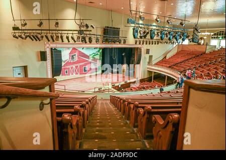 Innenraum der legendären Ryman Auditorium. Die Ryman einmal bewirtete Grand Ole Opry und als Mutter Kirche von Country Musik angesehen. Stockfoto