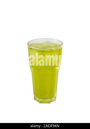 Bio Matcha grüner Tee Eistee in Glas. auf weißem Hintergrund Stockfoto