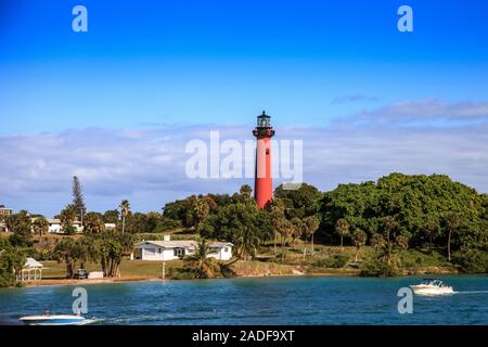 Jupiter Inlet Leuchtturm aus über dem Wasser in Jupiter, Florida Stockfoto