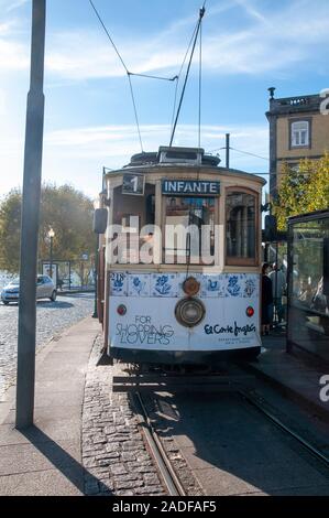 Historische Straßenbahn Linie 1 Passeio Alegre/Infante auf der Rua Nova da Alfandega, Porto, Portugal Stockfoto