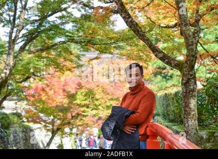 Junge asiatischer Mann Herbst Landschaft in Ohara, Kyoto, Japan genießen. Stockfoto