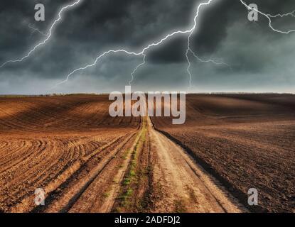 Blitz über dem Feld. malerische hügelige Feld Stockfoto