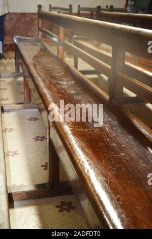 Innenraum von Notre Dame de la Garde Kathedrale, Reihen von kirchenbänken, Sonnenlicht, selektiver Fokus, senkrechten Rahmen, Frankreich, Marseille Stockfoto