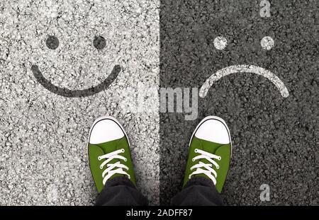 Lächeln auf Asphaltstraße, Vor- und Nachteile ausgearbeitet Stockfoto