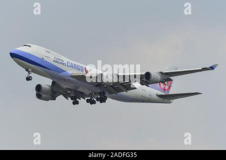 Saigon, Vietnam - 22.November 2019. B -18719 China Airlines Cargo Boeing 747-400F der Landung am Flughafen Tan Son Nhat (SGN). Stockfoto